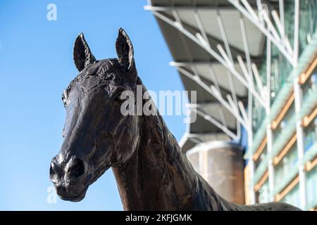 Ascot, Berkshire, Royaume-Uni. 18th novembre 2022. Une statue de bronze de cheval émerveillement Frankel à l'hippodrome d'Ascot, un après-midi ensoleillé. Crédit : Maureen McLean/Alay Live News Banque D'Images