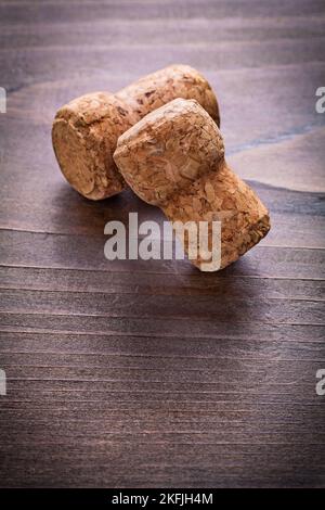 deux bouchons de champagne sur un sanglier en bois vintage avec alcool copyspace concept Banque D'Images