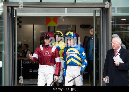 Ascot, Berkshire, Royaume-Uni. 18th novembre 2022. Jockey Sam Twiston-Davies (L) et Jockey Harry Cobden (R) dans le défilé avant de courir dans le Troy Asset Management Initiation Hurdle Race à l'hippodrome d'Ascot. Crédit : Maureen McLean/Alay Live News Banque D'Images