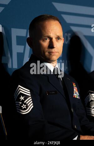 Sgt. Principal John Storms, chef de commandement, Commandement de combat aérien, discute de l'emploi au combat Agile à un comité de l'Association de la Force aérienne et spatiale, le 20 septembre 2022. Les tempêtes et d'autres chefs de commandement et un chef de commandement senior ont discuté du rôle des aviateurs dans ACE, ainsi que de l'avenir de la force enlistée. Banque D'Images