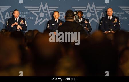 Sgt. Principal John Storms, chef de commandement, Commandement de combat aérien, discute de l'emploi au combat Agile à un comité de l'Association de la Force aérienne et spatiale, le 20 septembre 2022. Les tempêtes et d'autres chefs de commandement et un chef de commandement senior ont discuté du rôle des aviateurs dans ACE, ainsi que de l'avenir de la force enlistée. Banque D'Images