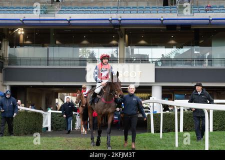 Ascot, Berkshire, Royaume-Uni. 18th novembre 2022. Le cheval de course de Jockey Charlie Deutsch, Espoir de Guye, se dirige vers l'hippodrome du Royal Ascot Racing Club handicap Steeple Chase, à l'hippodrome d'Ascot. Crédit : Maureen McLean/Alay Live News Banque D'Images