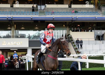 Ascot, Berkshire, Royaume-Uni. 18th novembre 2022. Le cheval de course de Jockey Charlie Deutsch, Espoir de Guye, se dirige vers l'hippodrome du Royal Ascot Racing Club handicap Steeple Chase, à l'hippodrome d'Ascot. Crédit : Maureen McLean/Alay Live News Banque D'Images