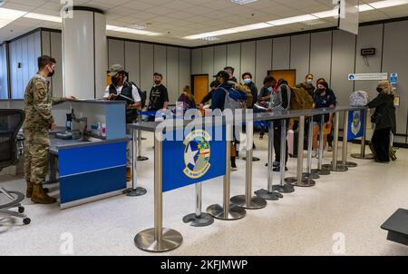 Les passagers du premier vol Patriot Express s'enregistrer auprès de l'escadron de mobilité aérienne 727th au terminal passagers de la Royal Air Force Mildenhall après avoir débarque de leur vol à destination de RAF Mildenhall, Angleterre, le 20 septembre 2022. Le vol Patriot Express, également connu sous le nom de rotateur, est un vol charter commercial du ministère de la Défense qui fournit un soutien international aux militaires et civils des États-Unis et à leurs familles qui changent de poste de façon permanente vers le Royaume-Uni. Banque D'Images