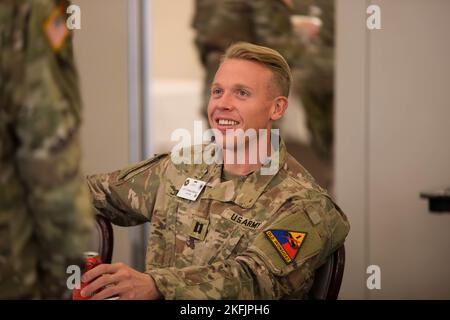 Cette semaine, l'équipe d'affaires publiques d'Iron Eagles a participé au symposium annuel d'affaires publiques à Wiesbaden, en Allemagne. Pour « Une année de leçons apprises », ils ont entendu des conférenciers principaux tels que l'ancien commandant de l'USAREUR Lgén (Ret.) Ben Hodges, lieutenant général Andrew Rohling, « DCG for USAREUR-AF », et major général John Rafferty, « Chef d’armée des affaires publiques ». Tout au long du symposium, les équipes ont abordé de nombreux sujets, allant de la Russie/Ukraine à la stratégie de communication de 2023. Banque D'Images