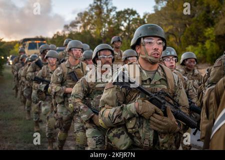 Les stagiaires des forces de sécurité du 343rd e Escadron d'entraînement défilent au cours de base sur les tactiques et techniques individuelles de la base interarmées de San Antonio - Camp Bullis le 20 septembre 2022. Le cours est conçu pour enseigner aux stagiaires comment tirer, se déplacer et communiquer dans des environnements tactiques. L'escadre d'entraînement 37th et l'escadron d'entraînement 343rd assurent l'entraînement initial de toutes les forces de sécurité de la Force aérienne. Banque D'Images