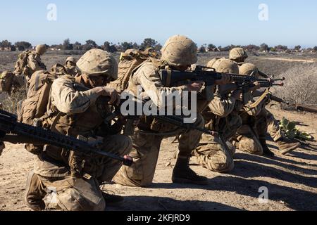 Le corps des Marines des États-Unis recrute avec Golf Company, 2nd Recruit Training Battalion, fournit un feu de couverture simulé pendant le creuset à la base du corps des Marines Camp Pendleton, Californie, le 15 novembre 2022. Le creuset est un exercice de 54 heures dans lequel les recrues appliquent les connaissances qu’elles ont acquises tout au long de leur formation pour gagner le titre de « Marines des États-Unis ». (É.-U. Photo du corps marin par lance Cpl. Jacob Hutchinson) Banque D'Images