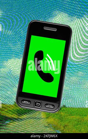 Téléphone mobile et données binaires, image conceptuelle Banque D'Images