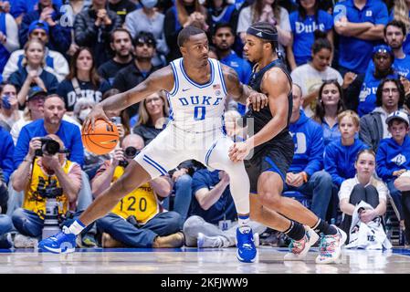 18 novembre 2022: Duke Blue Devils forward Dariq Whitehead (0) soutient le Delaware Fightin Blue Hens garde Jameer Nelson Jr. (0) pendant la deuxième moitié de la rencontre de basket-ball de la NCAA à Cameron Indoor à Durham, en Caroline du Nord. (Scott Kinser/Cal Sport Media) Banque D'Images