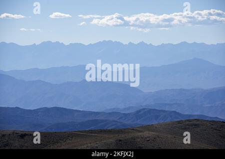 Plusieurs lignes d'horizon dans le Nevada menant à la crête lointaine de la Sierra Nevada de Californie Banque D'Images
