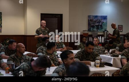 Le lieutenant-colonel Miguel Cruz, commandant du 3rd Bataillon d'approvisionnement, 3rd Marine Logistics Group, parle lors d'une classe d'éducation militaire professionnelle (PME) sur le camp Foster, Okinawa (Japon), le 21 septembre 2022. Le but du PME est de discuter du présent et de l'avenir du Groupe de soutien (expérimental) et de ses officiers non commissionnés. 3rd le MLG, basé à Okinawa, au Japon, est une unité de combat déployée à l’avant qui sert d’épine dorsale complète de soutien logistique et de service de combat de la Force expéditionnaire maritime III pour les opérations dans toute la zone de responsabilité Indo-Pacific. Banque D'Images