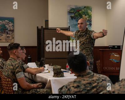 Le lieutenant-colonel Miguel Cruz, commandant du 3rd Bataillon d'approvisionnement, 3rd Marine Logistics Group, parle lors d'une classe d'éducation militaire professionnelle (PME) sur le camp Foster, Okinawa (Japon), le 21 septembre 2022. Le but du PME est de discuter du présent et de l'avenir du Groupe de soutien (expérimental) et de ses officiers non commissionnés. 3rd le MLG, basé à Okinawa, au Japon, est une unité de combat déployée à l’avant qui sert d’épine dorsale complète de soutien logistique et de service de combat de la Force expéditionnaire maritime III pour les opérations dans toute la zone de responsabilité Indo-Pacific. Banque D'Images