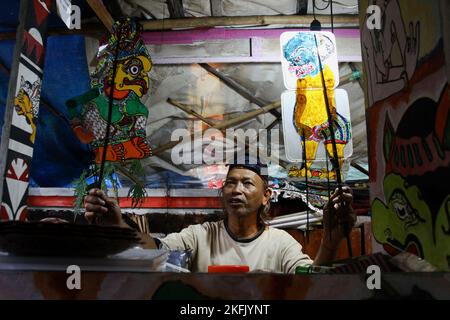 Yogyakarta, Indonésie. 16th novembre 2022. L'artiste marionnette Iskandar Hardjodimuljo montre son "wayang uwuh" à Yogyakarta. Le « wayang uwuh », fabriqué à partir de déchets ménagers tels que des bouteilles d'eau minérale, du carton, des récipients à nourriture et des plastiques usagés, est vendu entre $1,59 et 127,38 $. (Photo par Angga Budhiyanto/SOPA Images/Sipa USA) crédit: SIPA USA/Alay Live News Banque D'Images