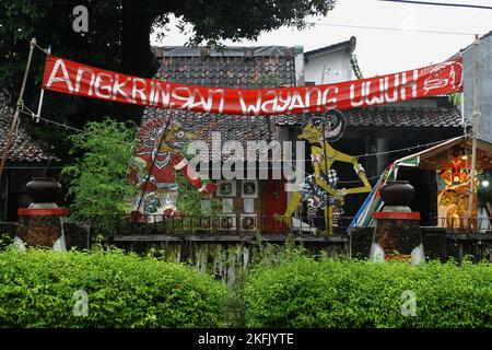 Yogyakarta, Indonésie. 16th novembre 2022. Le « Wayang uwuh » de l'artiste marionnette Iskandar Hardjodimuljo vu exposé chez lui à Yogyakarta. Le « wayang uwuh », fabriqué à partir de déchets ménagers tels que des bouteilles d'eau minérale, du carton, des récipients à nourriture et des plastiques usagés, est vendu entre $1,59 et 127,38 $. (Photo par Angga Budhiyanto/SOPA Images/Sipa USA) crédit: SIPA USA/Alay Live News Banque D'Images