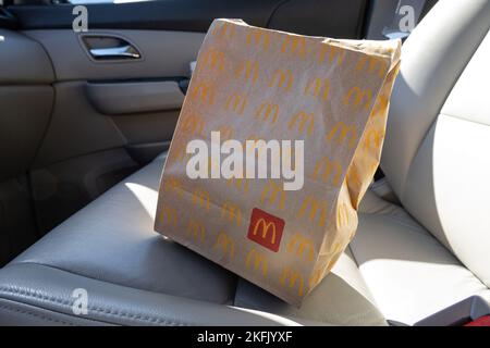 Le sac de commande de la voie de passage de produits McDonald's est placé sur le siège passager d'un véhicule. (ÉTATS-UNIS) Banque D'Images