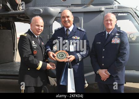 Le général de division de l'armée Ray Shields, à gauche, l'adjudant général de New York, Et le Brig de la Force aérienne, le général Gary Charlton, à droite, commandant du pont aérien 105th de la Garde nationale de New York, présente un cadeau au lieutenant-général brésilien R.A. Fonesca Neubert à l’exposition aérospatiale et défense africaine sur 21 septembre 2022, à l’extérieur de Pretoria, en Afrique du Sud. La Garde nationale de New York a envoyé plus de 60 aviateurs et cinq avions de la Garde nationale aérienne au plus grand spectacle aérien d'Afrique à partir du 21-25 septembre. La Garde nationale de New York a conclu des accords de formation avec le Brésil et l'Afrique du Sud dans le cadre du Programme de partenariat d'État. ( U Banque D'Images