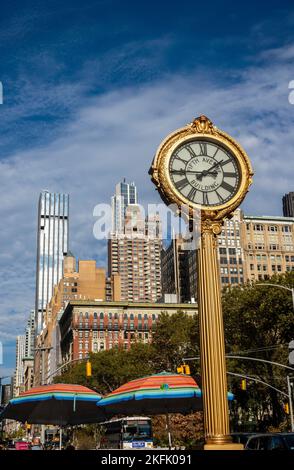 Trottoir horloge sur la Cinquième Avenue en face de Madison Square Park est un point de repère, NYC, USA 2022 Banque D'Images