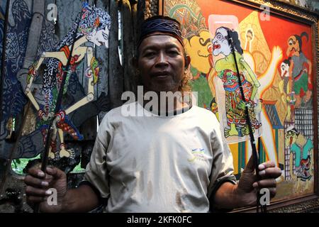 Yogyakarta, Indonésie. 16th novembre 2022. Iskandar Hardjodimuljo pose une photo chez lui à Yogyakarta. Le « wayang uwuh », fabriqué à partir de déchets ménagers tels que des bouteilles d'eau minérale, du carton, des récipients à nourriture et des plastiques usagés, est vendu entre $1,59 et 127,38 $. (Credit image: © Angga Budhiyanto/SOPA Images via ZUMA Press Wire) Banque D'Images