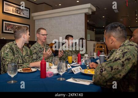 Vice ADM. Yancy Lindsey, commandant du Commandement des installations de la Marine, parle avec les marins lors d'un petit-déjeuner avec le chef de la petite officier choisit le commandant, les activités de la flotte Sasebo (CFAS) et les commandements des locataires au CFAS le 21 septembre 2022. Lindsey a visité le CFAS pour visiter ses installations, rencontrer le personnel affecté aux commandements de secteur et accroître sa connaissance de la mission du CFAS et de ses relations avec ses homologues du pays hôte. Depuis 75 ans, le CFAS fournit, entretient et exploite des installations et des services de base pour renforcer le déploiement des forces américaines et alliées tout en offrant un soutien supérieur à leur famille Banque D'Images