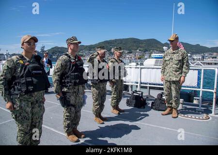 Vice ADM. Yancy Lindsey, commandant du Commandement des installations de la Marine, reçoit un mémoire de poste de Maître-at-Arms 2nd classe Anthony Redak au commandant des activités de la flotte Sasebo (CFAS) le 21 septembre 2022. Lindsey a visité le CFAS pour visiter ses installations, rencontrer le personnel affecté aux commandements de secteur et accroître sa connaissance de la mission du CFAS et de ses relations avec ses homologues du pays hôte. Depuis 75 ans, le CFAS fournit, entretient et exploite des installations et des services de base pour renforcer le déploiement des forces américaines et alliées tout en offrant un soutien supérieur à leurs familles et à la communauté. Banque D'Images