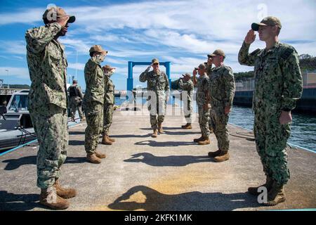 Vice ADM. Yancy Lindsey, commandant du Commandement des installations de la Marine, arrive à l'unité Naval Beach 7, installation du LCAC de Yokose, commandant, activités de la flotte Sasebo (CFAS) le 21 septembre 2022. Lindsey a visité le CFAS pour visiter ses installations, rencontrer le personnel affecté aux commandements de secteur et accroître sa connaissance de la mission du CFAS et de ses relations avec ses homologues du pays hôte. Depuis 75 ans, le CFAS fournit, entretient et exploite des installations et des services de base pour renforcer le déploiement des forces américaines et alliées tout en offrant un soutien supérieur à leurs familles et à la communauté. Banque D'Images