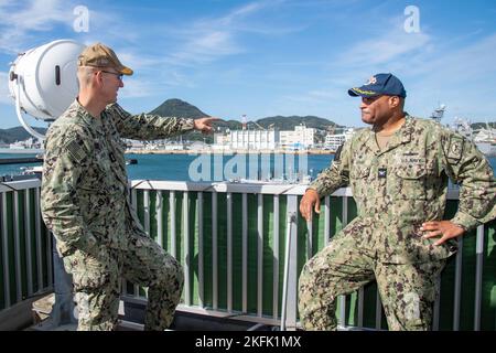 Vice ADM. Yancy Lindsey, commandant du Commandement des installations de la Marine, parle avec le capitaine David Adams, commandant des activités de la flotte de Sasebo (CFAS), lors d'une visite des opérations portuaires au CFAS le 21 septembre 2022. Lindsey a visité le CFAS pour visiter ses installations, rencontrer le personnel affecté aux commandements de secteur et accroître sa connaissance de la mission du CFAS et de ses relations avec ses homologues du pays hôte. Depuis 75 ans, le CFAS fournit, entretient et exploite des installations et des services de base pour renforcer le déploiement des forces américaines et alliées tout en offrant un soutien supérieur à leurs familles et à la communauté. Banque D'Images