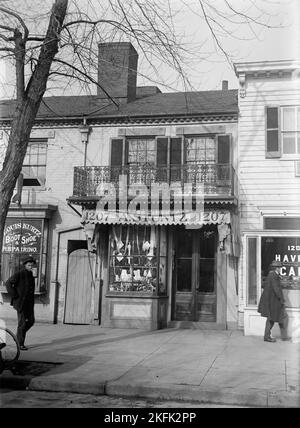 Lincoln, Abraham; A. Stuntz, 1913. Le magasin de jouets A. (Apolonia) Stuntz, situé au 1207 New York Avenue, N.W., Washington, D.C. le président Abraham Lincoln a acheté des jouets pour son fils TAD dans ce magasin. Banque D'Images