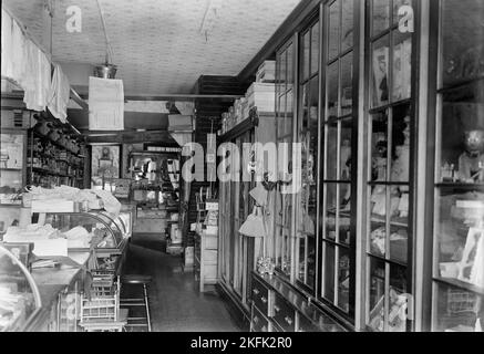 Lincoln, Abraham; A. Stuntz, 1913. Intérieur du magasin de jouets A. (Apolonia) Stuntz au 1207 New York Avenue, N.W., Washington, D.C. le président Abraham Lincoln a acheté des jouets pour son fils TAD dans ce magasin. Banque D'Images