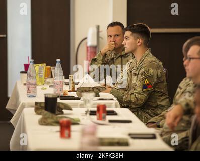 Cette semaine, l’équipe d’affaires publiques d’Iron Eagles a participé au symposium annuel de l’affaire publique à Wiesbaden, en Allemagne. Pour « Une année de leçons apprises », ils ont entendu des conférenciers principaux tels que l'ancien commandant de l'USAREUR Lgén (Ret.) Ben Hodges, lieutenant général Andrew Rohling, « DCG for USAREUR-AF », et major général John Rafferty, « Chef d’armée des affaires publiques ». Tout au long du symposium, les équipes ont abordé de nombreux sujets, allant de la Russie/Ukraine à la stratégie de communication de 2023. De grandes choses sont en magasin pour l'avenir des communications de l'Armée de terre Banque D'Images