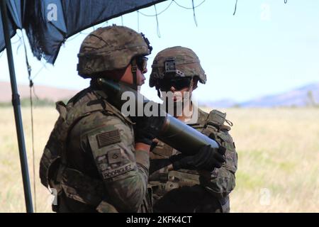 Le Sgt Lisette Ugalde, première femme chef de section pour la 2-2ème FA vérifie que le PFC Angel Rodriguez a apporté la bonne balle, fusée ou charge en fonction de la mission de tir. 2e Bataillon, 2e Régiment d'artillerie de campagne, Centre d'excellence des incendies, Fort Sill, premier chef de section féminin, Banque D'Images
