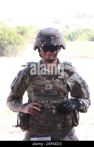 Le sergent Lisette Ugalde se tient devant le Centre de contrôle des incendies et se prépare à tirer la première balle d’obusiers de 105 mm pour devenir la première femme chef de section d’obusiers du 2e Bataillon, 2e Field Artillery Regiment le 21 septembre 2022 sur la chaîne ouest de Fort Sill. 2e Bataillon, 2e Régiment d'artillerie de campagne, Centre d'excellence des incendies, Fort Sill, premier chef de section féminin, Banque D'Images