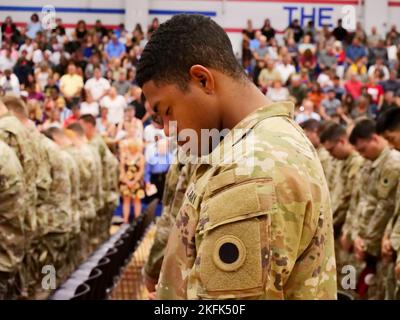 Un soldat affecté au 1st Bataillon, 134th Field Artillery Regiment dirige sa tête lors de l’invocation à la cérémonie d’appel au service de l’unité le 21 septembre 2022, à l’école secondaire de Marysville, à Marysville, Ohio. Des éléments de l’équipe de combat de la Brigade d’infanterie 37th de la Garde nationale de l’Armée de l’Ohio ont organisé des cérémonies d’appel au service pour leurs unités avant un déploiement d’une durée d’environ un an à l’appui de la Force opérationnelle interarmées combinée – opération détermination inhérente. Banque D'Images