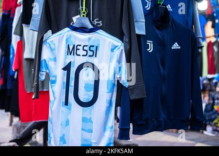 Calcutta, Inde - 15 novembre 2022. Des maillots de football de Leonor Messi sont suspendus dans un magasin de détail à vendre. Banque D'Images