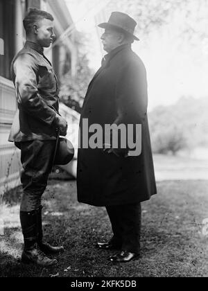 Camp d'instruction des officiers de fort Myer - Charles P. Taft au camp avec le Père, ex-président Taft, 1917. Banque D'Images