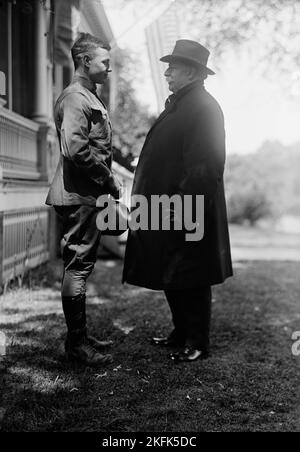 Camp d'instruction des officiers de fort Myer - Charles P. Taft au camp avec le Père, ex-président Taft, 1917. Banque D'Images