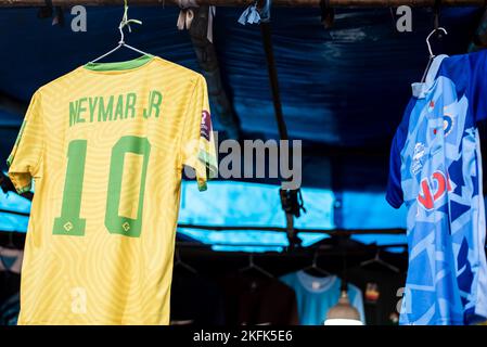 Calcutta, Inde - 15 novembre 2022. Les maillots de football de Neymar sont suspendus dans un magasin de détail à vendre. Banque D'Images