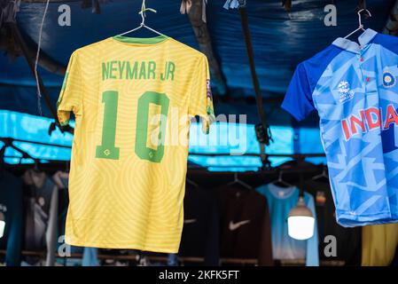 Calcutta, Inde - 15 novembre 2022. Les maillots de football de Neymar sont suspendus dans un magasin de détail à vendre. Banque D'Images