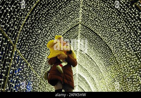 Les gens font le tour des installations de lumière de vacances à Lightscape, un sentier immersif illuminé et sombre qui célèbre la beauté de l'hiver, au jardin botanique de Brooklyn, vendredi, à 18 novembre 2022, à New York. Photo de John Angelillo/UPI Banque D'Images