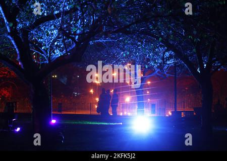 Les gens font le tour des installations de lumière de vacances à Lightscape, un sentier immersif illuminé et sombre qui célèbre la beauté de l'hiver, au jardin botanique de Brooklyn, vendredi, à 18 novembre 2022, à New York. Photo de John Angelillo/UPI Banque D'Images