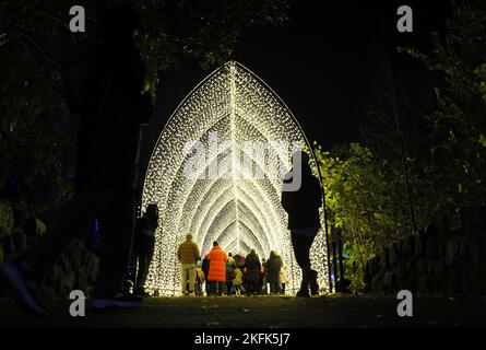 Les gens font le tour des installations de lumière de vacances à Lightscape, un sentier immersif illuminé et sombre qui célèbre la beauté de l'hiver, au jardin botanique de Brooklyn, vendredi, à 18 novembre 2022, à New York. Photo de John Angelillo/UPI Banque D'Images