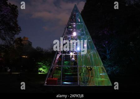 Les gens font le tour des installations de lumière de vacances à Lightscape, un sentier immersif illuminé et sombre qui célèbre la beauté de l'hiver, au jardin botanique de Brooklyn, vendredi, à 18 novembre 2022, à New York. Photo de John Angelillo/UPI Banque D'Images