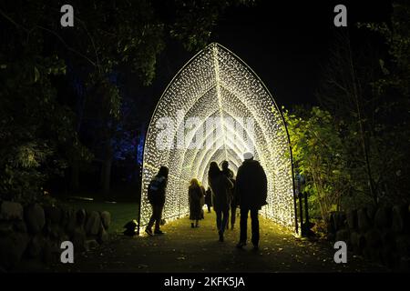 Les gens font le tour des installations de lumière de vacances à Lightscape, un sentier immersif illuminé et sombre qui célèbre la beauté de l'hiver, au jardin botanique de Brooklyn, vendredi, à 18 novembre 2022, à New York. Photo de John Angelillo/UPI Banque D'Images