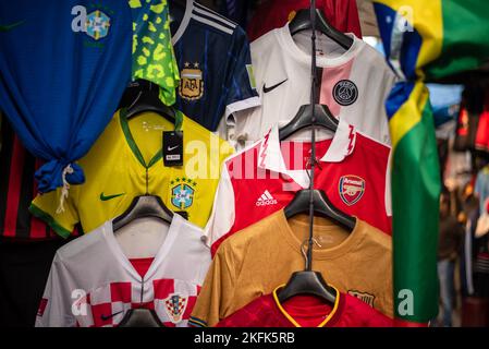 Calcutta, Inde - 15 novembre 2022. Des maillots de football de divers pays sont suspendus dans un magasin de détail à vendre. Banque D'Images