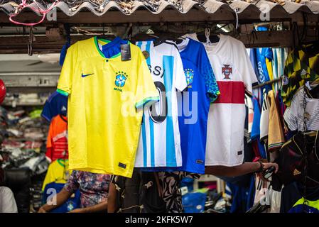 Calcutta, Inde - 15 novembre 2022. Des maillots de football de divers pays sont suspendus dans un magasin de détail à vendre. Banque D'Images