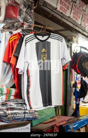 Calcutta, Inde - 15 novembre 2022. Plusieurs pays de football maillots sont suspendus dans un magasin de vente au détail à vendre. Banque D'Images