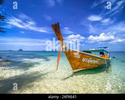 Vue sur la plage et bateau à longue queue sur l'île de Koh Kradan à Trang, en Thaïlande Banque D'Images