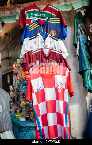 Calcutta, Inde - 15 novembre 2022. Plusieurs pays de football maillots sont suspendus dans un magasin de vente au détail à vendre. Banque D'Images