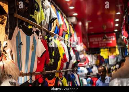 Calcutta, Inde - 15 novembre 2022. Des maillots de football de divers pays sont suspendus dans un magasin de détail à vendre. Banque D'Images