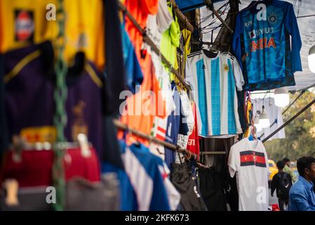 Calcutta, Inde - 15 novembre 2022. Des maillots de football de divers pays sont suspendus dans un magasin de détail à vendre. Banque D'Images