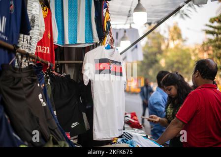 Calcutta, Inde - 15 novembre 2022. Des maillots de football de divers pays sont suspendus dans un magasin de détail à vendre. Banque D'Images